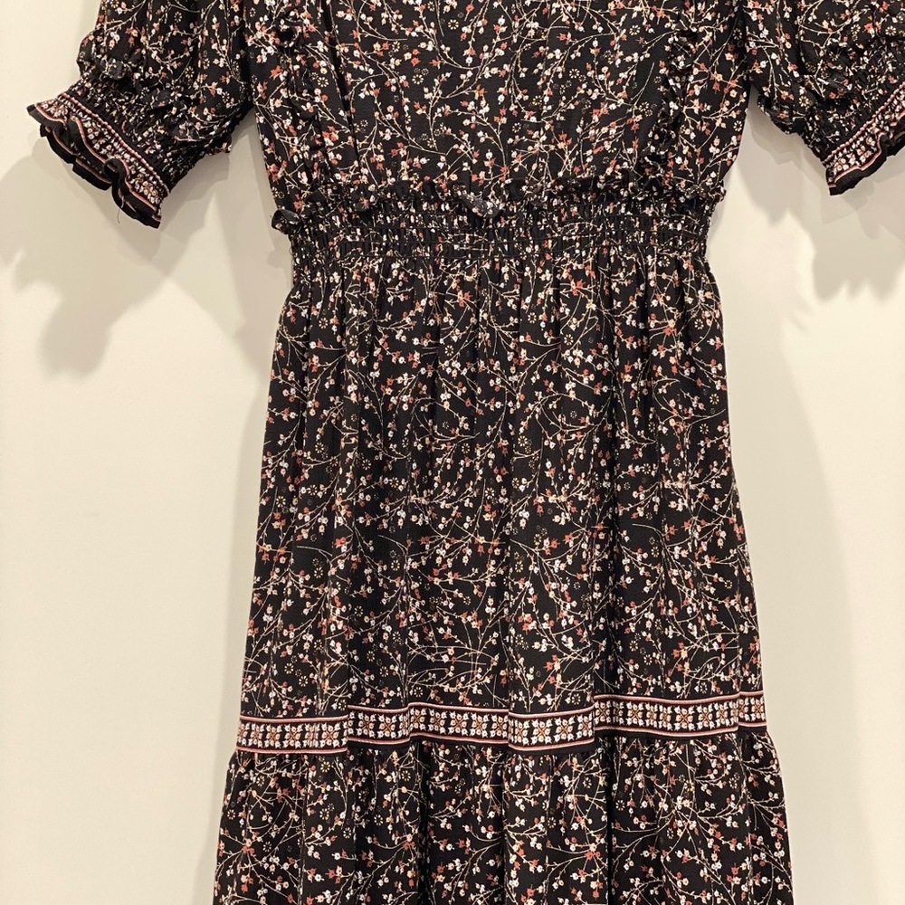 Elegant Black Floral Dress - Picture 3 of 7